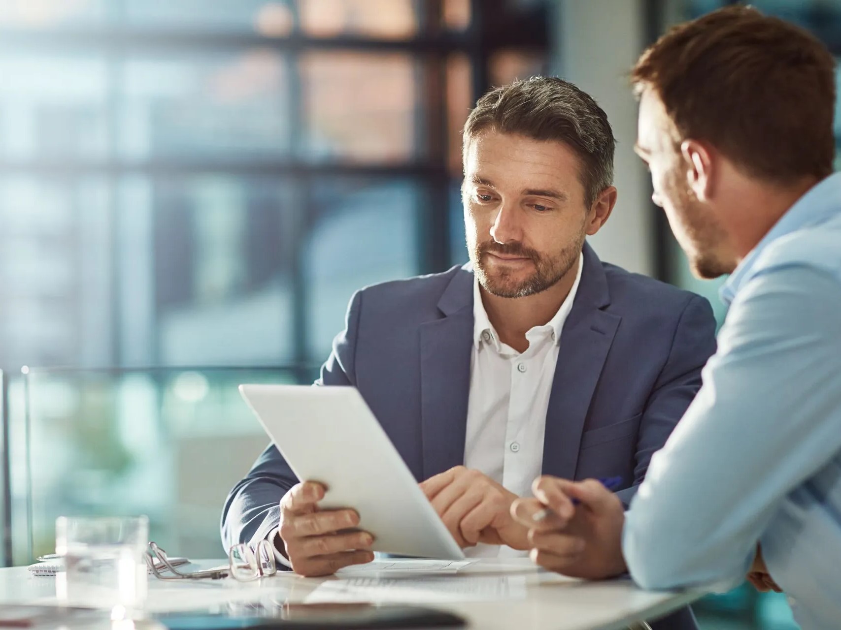teamwork-meeting-tablet-and-business-people